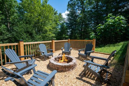 Ellijay House | Blue Line Vista - Private Cabin Ellijay GA - Hot Tub, Game Room, Fire Pit, Private Balcony, Outdoor Dining - Ellijay, GA