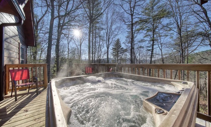 Suches Cabin | Blue Moon Cabin - Fast Internet, Hot Tub, in the mountains!