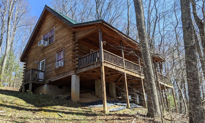 Grassy Creek Cabin | BLUE MOON CABIN: Pet friendly, 54 acres, hot tub, creek frontage, great fishing