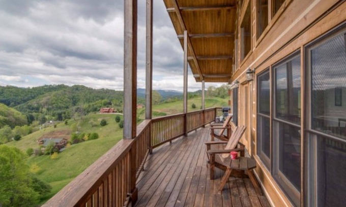 Vilas Cabin | Blue Moon Lodge, Beautiful Views, Hot Tub, Firepit, 15 Mins from Boone