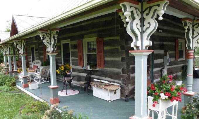 The Blue Mountains Ski Chalet | Blue Mountain Country Estate - BACK HALF SEASONAL RENTAL