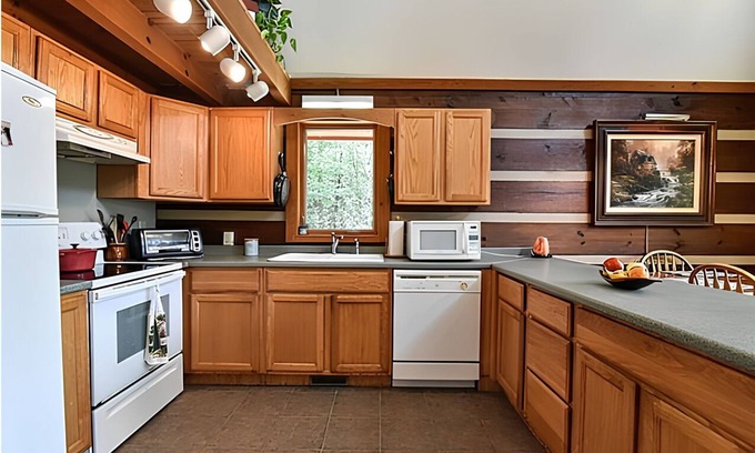 Black Mountain Cabin | Blue Mountain Retreat, private yet close to everything