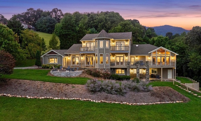 Clyde House | Blue Mountain View by Carolina Mornings | Fire Pit, Hot Tub🚣‍♂️+Biltmore Pass