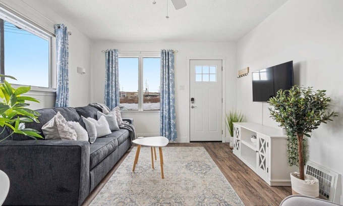 Drumheller House | Blue Raptor I Cozy 3-Bedroom | Huge Private Yard!