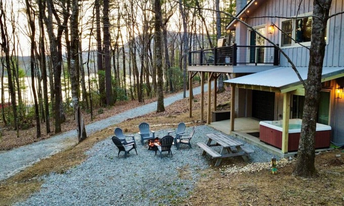 Lake Toxaway Cabin | Blue Ridge Hideaway at Lake Toxaway w/Hot Tub