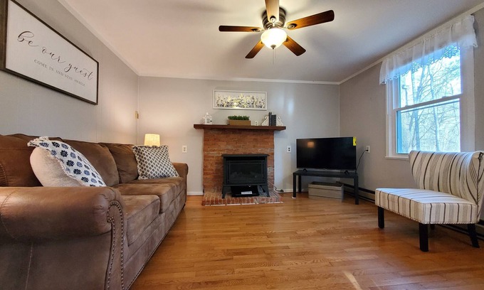 Newland Cottage | Blue Ridge Mountain Cottage~1 minute from Parkway!
