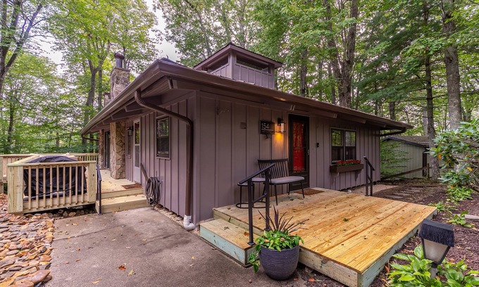 Newland Cabin | Blue Ridge Retreat at Linville Land Harbor - modern home, pet friendly