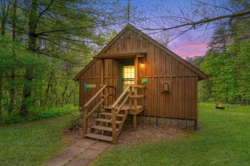 Logan House | Blue Rose Cabins - Country Cottage