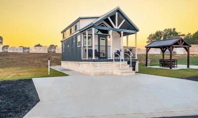 Fredericksburg Cottage | Blue Sapphire - 195