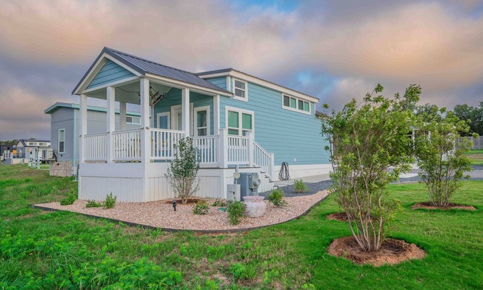 Fredericksburg Cottage | Blue Skies - 041