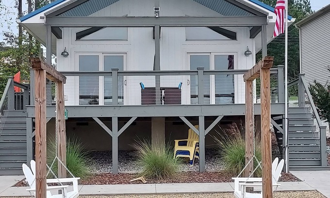 Southmont House | Blue View charming lakeside cottage with large deck and beautiful lake views