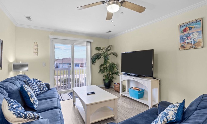 Long Beach Condo | Blue Wolf Retreat! One Block to Beach! Pool, Pets, and Walk to groceries & more!
