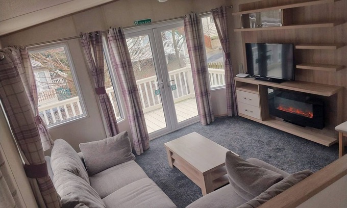 St Leonards-On-Sea Apartment | Bluebell corner - with small enclosed decking