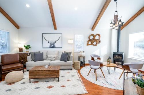 Southern Crossing House | Bluebird Day - Mountain Escape