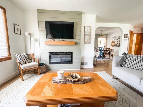 Orchard District House | Bluebird Day - Pilot Butte Pad
