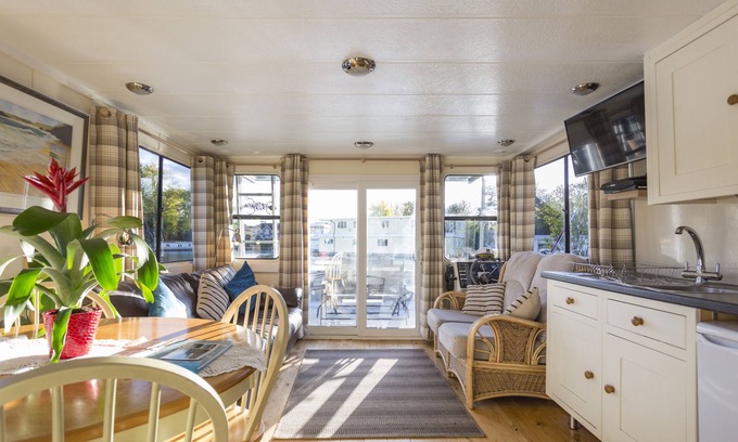 Runnymede Boat Rental | "BLUEBIRD" house-boat by Riverscapes