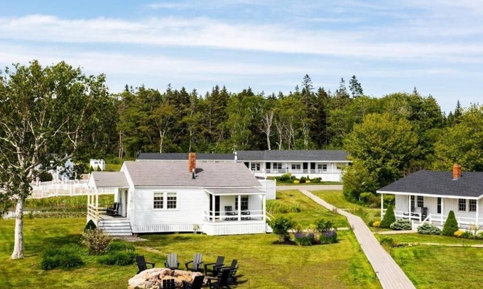 Ocean Point House | Bluebird Ocean Point Inn | King | Seasonal Outdoor Pool + Private Beach