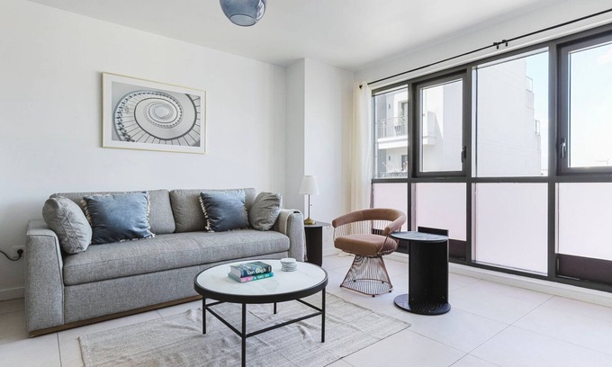 Levallois-Perret Apartment | Blueground | Anatole-France, furnished & equipped