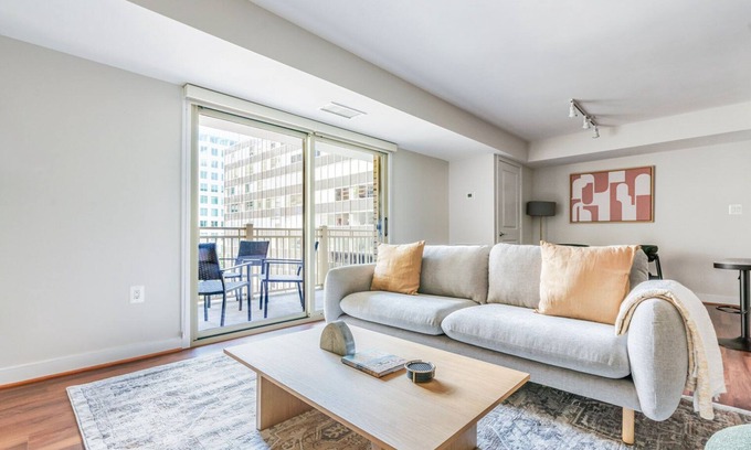 Ballston Apartment | Blueground | Ballston, pool, nr Arlington Cemetery