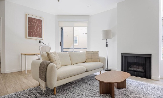 Beverly Grove Apartment | Blueground | Beverly Hills, elev, balc, AC