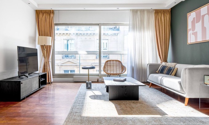 Faubourg-du-Roule Apartment | Blueground | Champs-Élysées, parking, a/c, elev