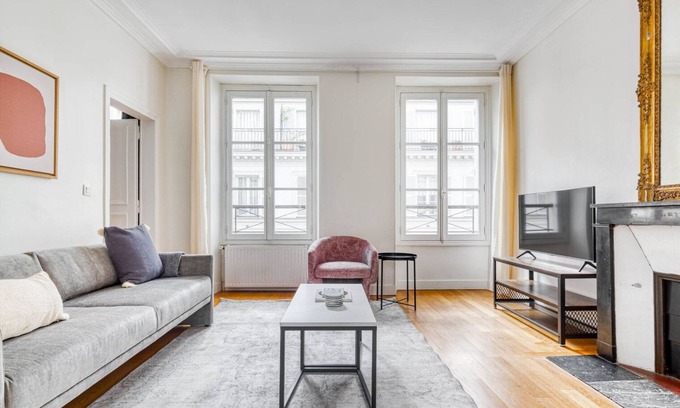 8th Arrondissement Apartment | Blueground | Champs Elysées, office, furnished