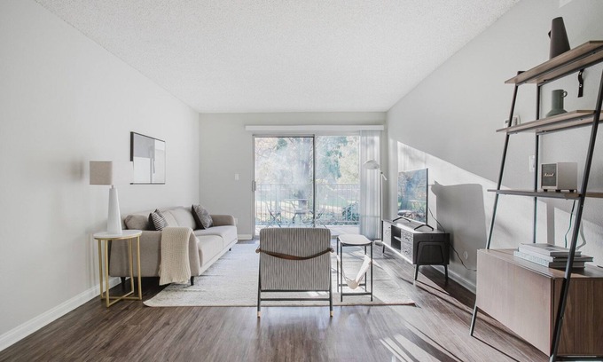 Atwater Village Apartment | Blueground | Glendale, pool & w/d, nr park
