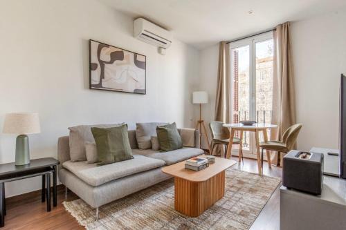 el Fort Pienc Apartment | Blueground La Dreta de lEixample balcony BCN-130