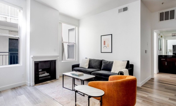 Miracle Mile Apartment | Blueground | Mid-Wilshire, AC, balcony, nr museum