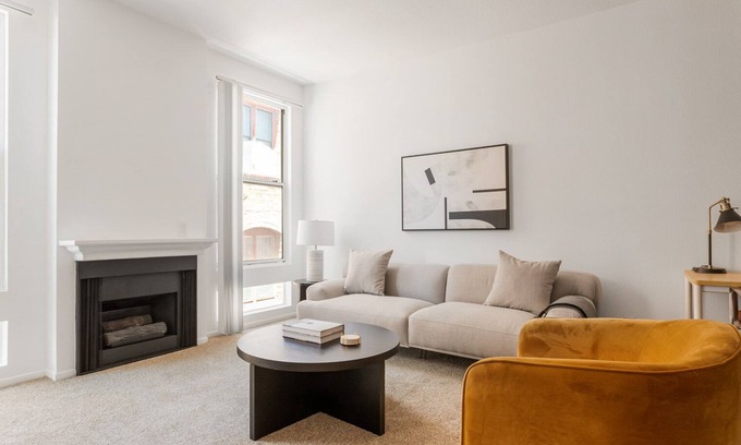 Miracle Mile Apartment | Blueground | Miracle Mile, rooftop, nr La Brea Tar Pits