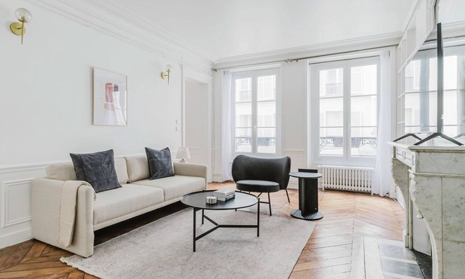 8th Arrondissement Apartment | Blueground | Miromesnil, elev, nr Parc Monceau