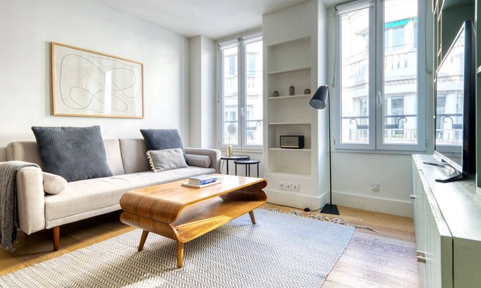 Strasbourg -Saint-Denis Apartment | Blueground | Montorgueil, nr Chatelet-Les Halles