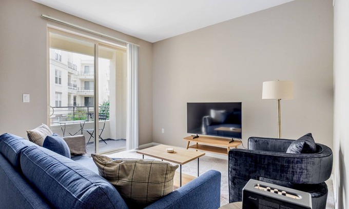 Pasadena Apartment | Blueground | Pasadena, pool & AC, nr City Hall
