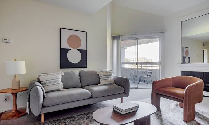 Pasadena Apartment | Blueground | Pasadena, pool, nr Pasadena City Hall