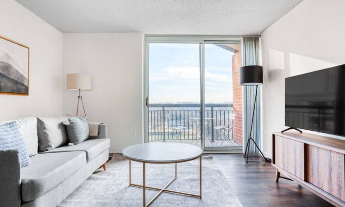 Pentagon City Apartment | Blueground | Pentagon City, rooftop pool, nr Pentagon