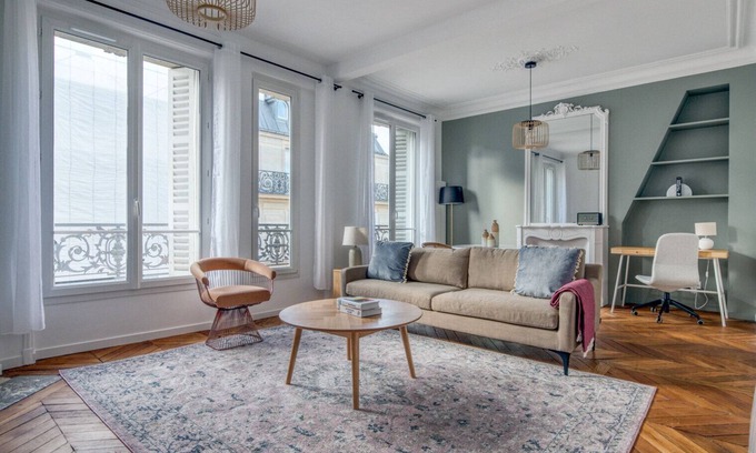 Saint-Vincent-de-Paul Apartment | Blueground | Pigalle, nr shopping & festive area