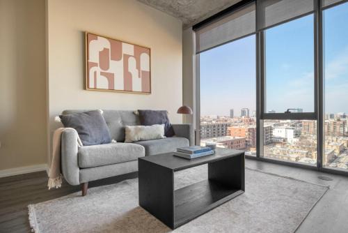 River North Apartment | Blueground River North gym pool 1 block to l CHI-1046