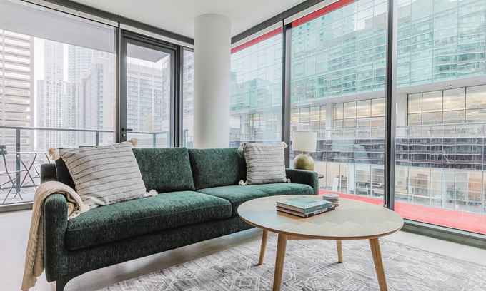 Streeterville Apartment | Blueground | River North, balcony & pool, nr Pier