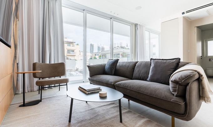 Old North Apartment | Blueground | Tel Aviv Port, High End , Balcony (TLV-75)