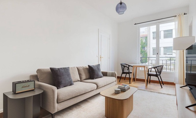 16th Arrondissement Apartment | Blueground | Trocadero, furniture & kitchen