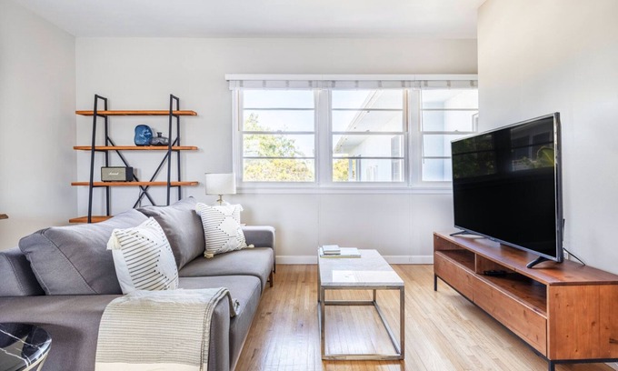 Venice Apartment | Blueground | Venice, pool, nr Venice Beach