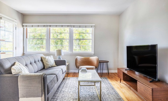 Venice Apartment | Blueground | Venice, pool, nr Venice Beach