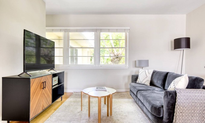 Venice Apartment | Blueground | Venice, pool, nr Venice Beach