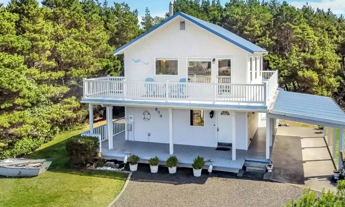 Grayland House | Bluejay Beach House w/Hot tub, near Westport, WA