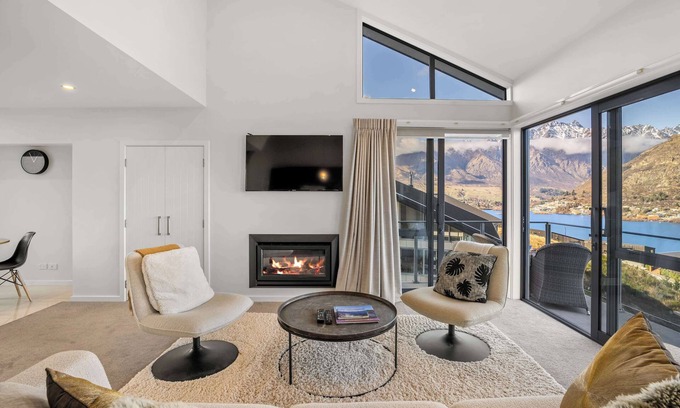 Frankton House | Bluewater Views Summa