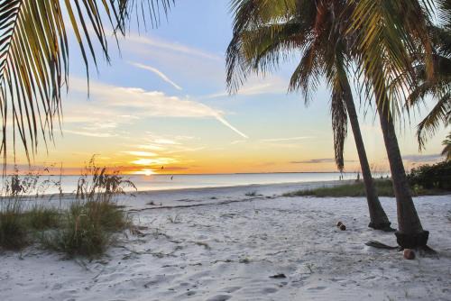 Fort Myers Beach House | Bluewaters Beach House by Sun Palace Vacations