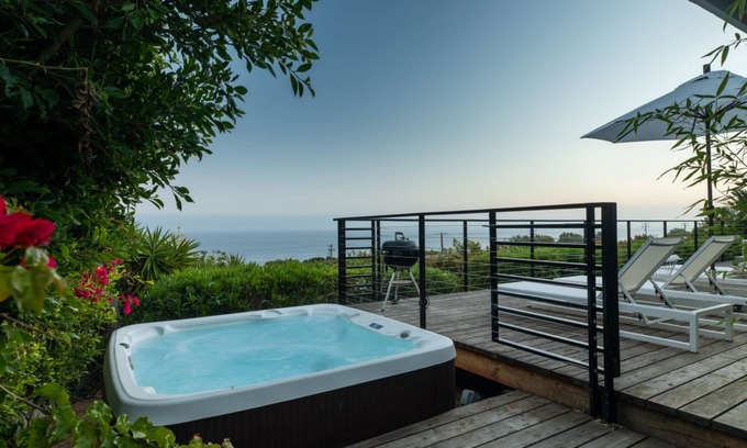 Western Malibu House | Bluff by AvantStay | Gorgeous Malibu Getaway w/Hot Tub & Spectacular Ocean Views
