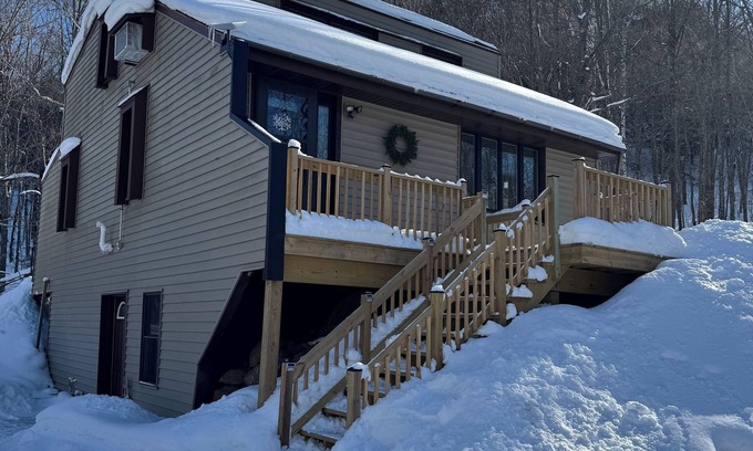 Hurley House | Bluff’s Edge Secluded Retreat with 2 car garage!