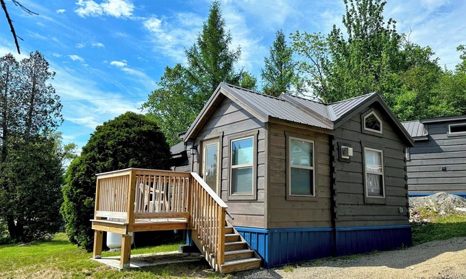 Twin Mountain Cabin | BMV8 Awesome "Tiny Home" A/C, Mountain Views, Minutes to Skiing, Hiking, Attractions, Dog Friendly!