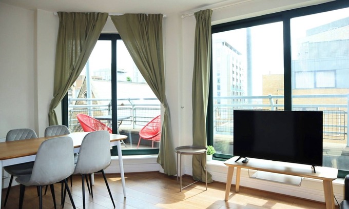Tower Hill Apartment | BnBNook - Bright 1BR - Walk to Tower Bridge
